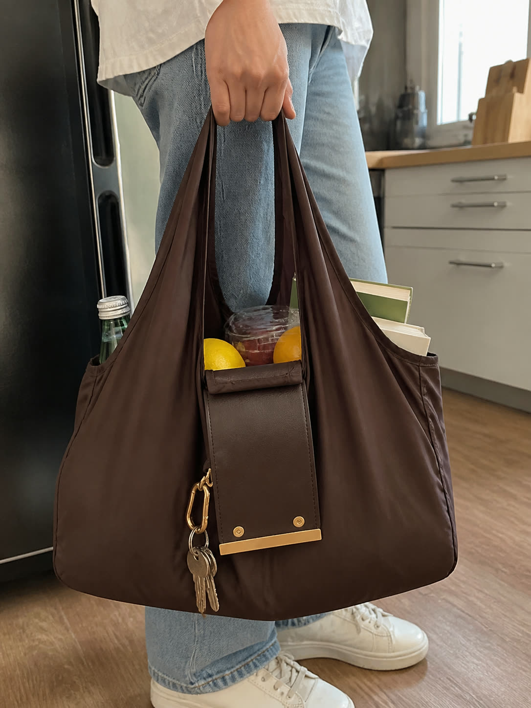Baggkeys carrying groceries