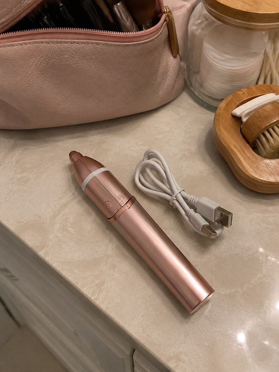 Dluvivo rechargeable trimmer with USB cable and storage pouch