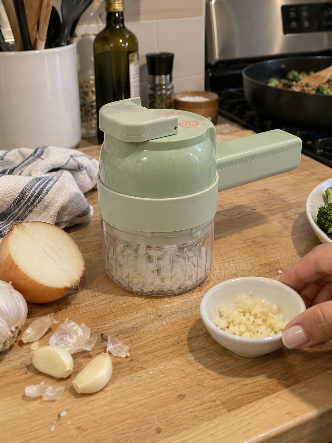 Garlic and onion preparation with the chopping cup
