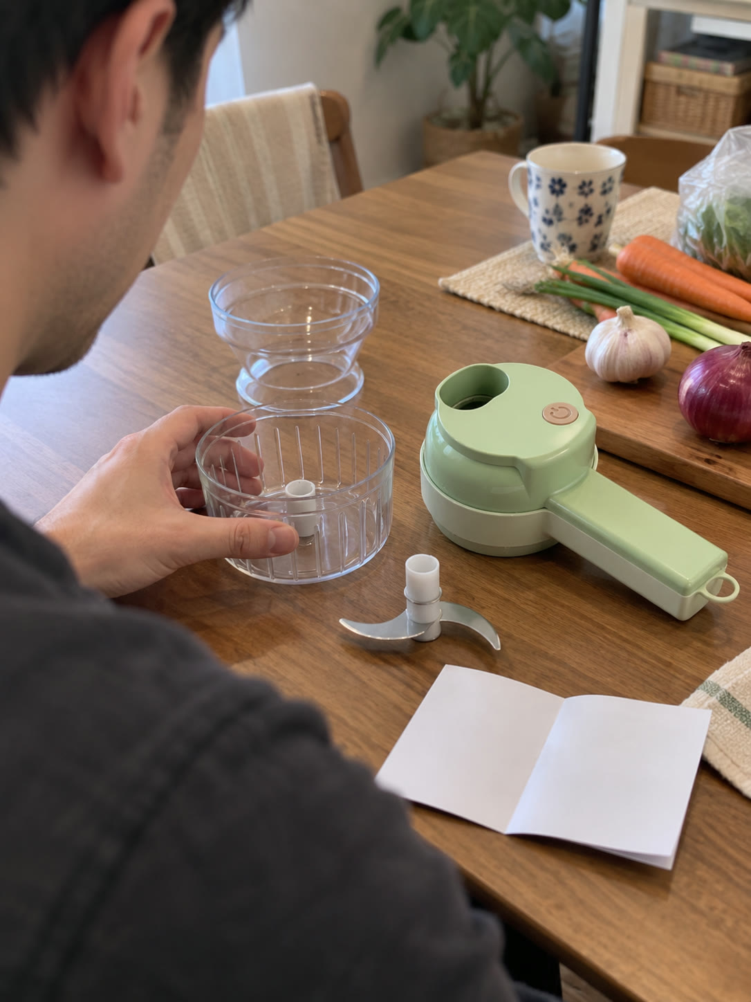 Getting familiar with the cup and attachments beside an instruction leaflet