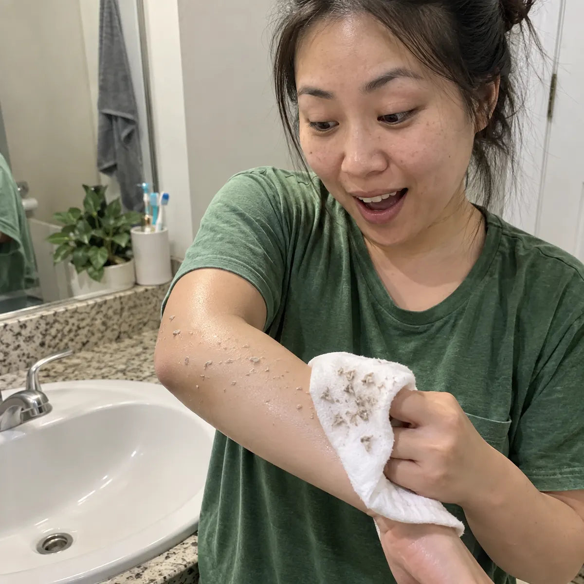 Customer opening a body exfoliating spray order