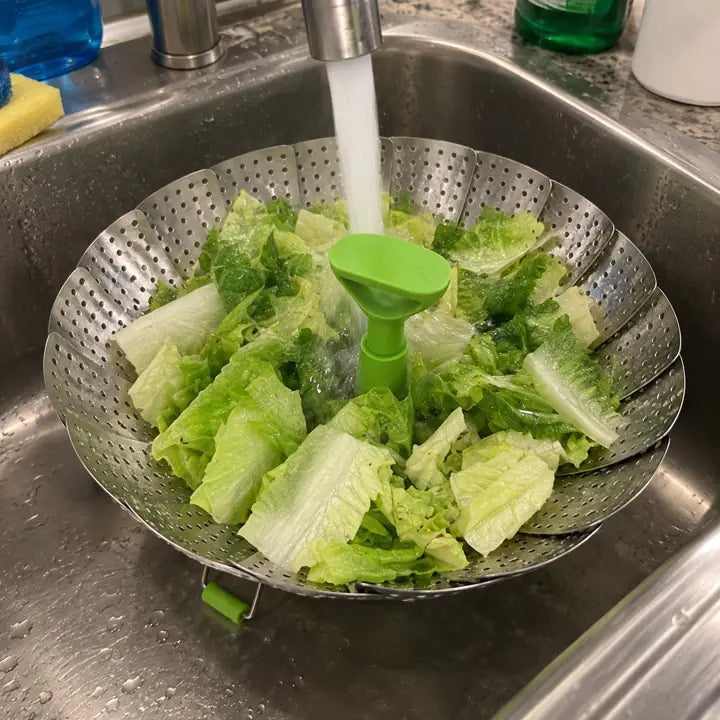 Customer rinsing lettuce in foldable basket